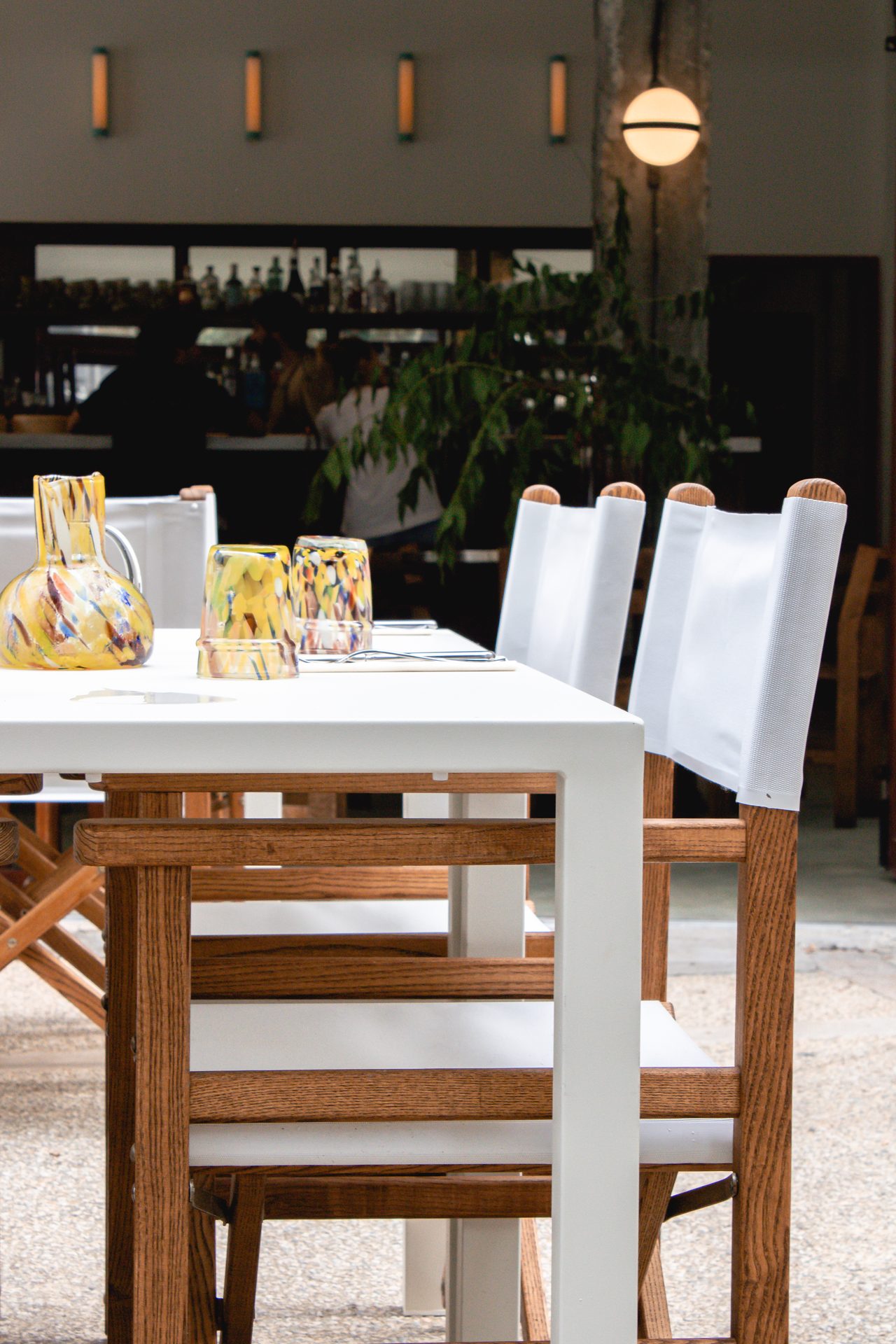 Salle du restaurant de l'Hôtel Voltaire, tables blanches et fauteuils Ramberti